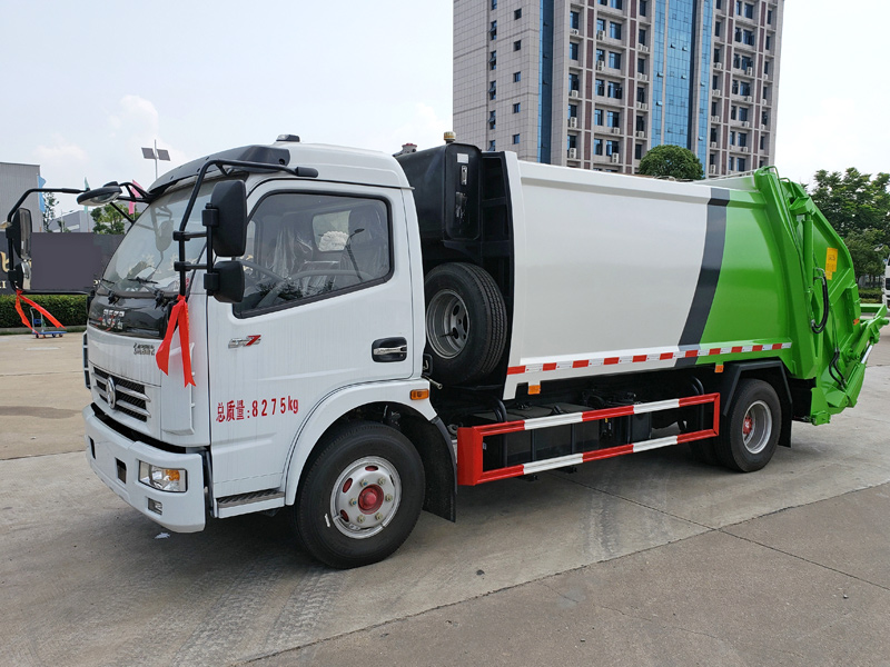新款環(huán)衛(wèi)壓縮垃圾車(chē)特點(diǎn)介紹